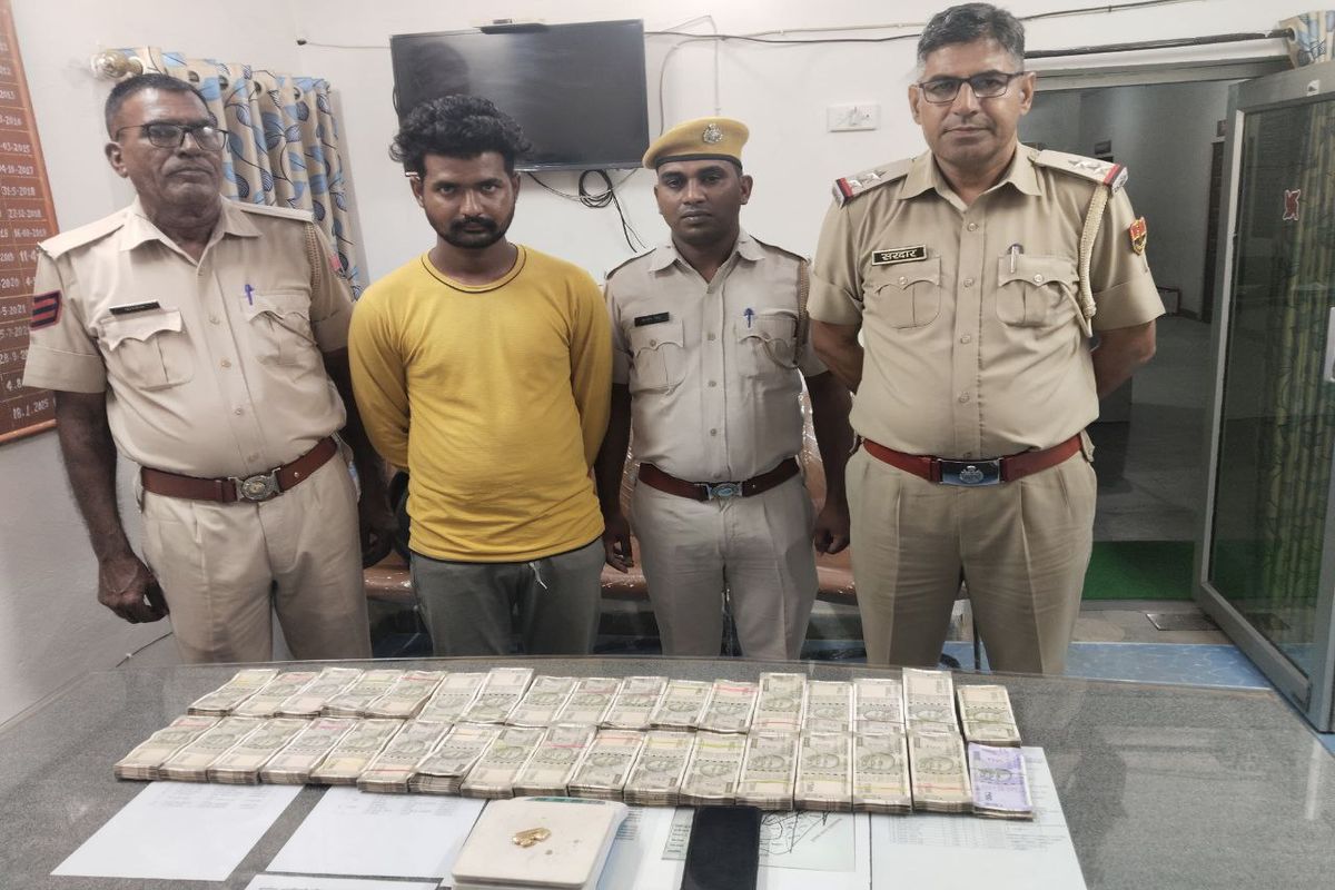 हवाला के 16.57 लाख रुपए व सोने सहित युवक गिरफ्तार, बाइक जब्त
