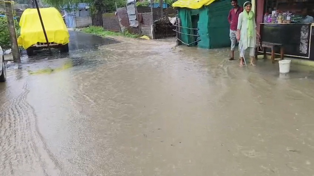 Weather: रूक-रूककर हो रही बारिश से टपकने लगी जिला अस्पताल की छत