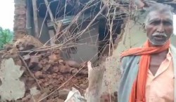 मालाचुआ गांव में घुसे जंगली हाथियों ने घरों को पहुंचाया नुकसान, खा गए अनाज - image