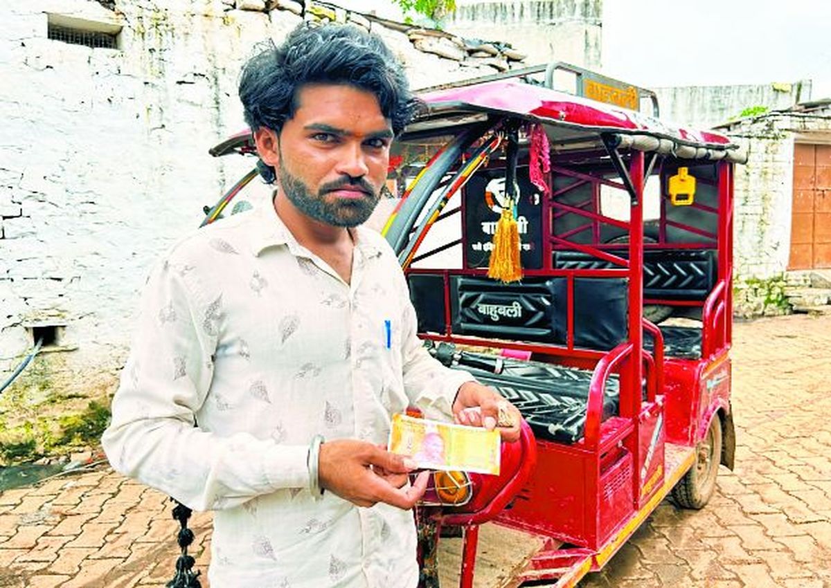 200 रुपये मूल्य के नकली नोट अब कस्बाथाना में देखे जा रहे हैं। इसकी वजह से दुकानदार और आम लोग परेशान हैं और दो नंबर के नोट चलाने वाले माफिया मालामाल हो रहे हैं।