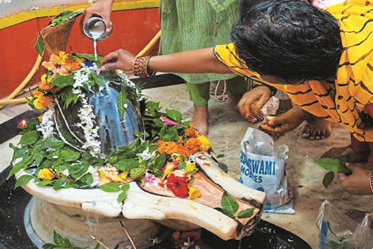 Sawan 2025: सावन के पहले सोमवार को शिव मंदिर में फूलों से विशेष श्रृंगार, देखें…