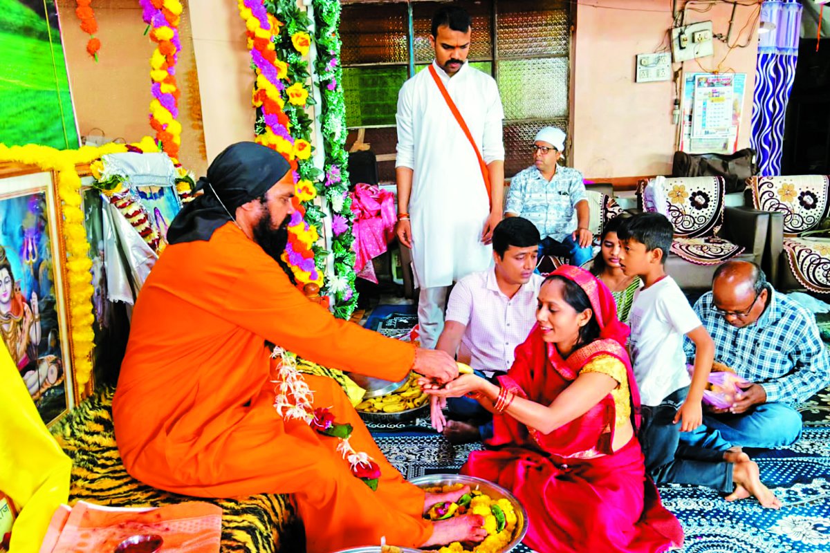 Photo Gallery: गुरु का पूजन कर व्यक्त की श्रद्धा