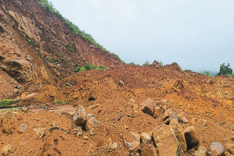 मल्लीगुड़ा-जरती के बीच लैंडस्लाइड (Photo source- Patrika)
