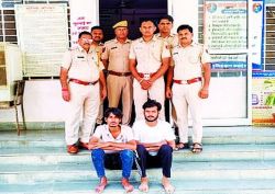 नाकाबंदी तोड़ भगाई कार, पुलिस ने फिल्मी स्टाइल में पीछा कर पकड़ा, स्मैक ले जाते
तीन गिरफ्तार - image