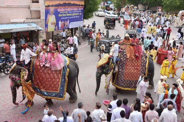 Spread the eyelids to welcome the saint, flowers rain from the sky