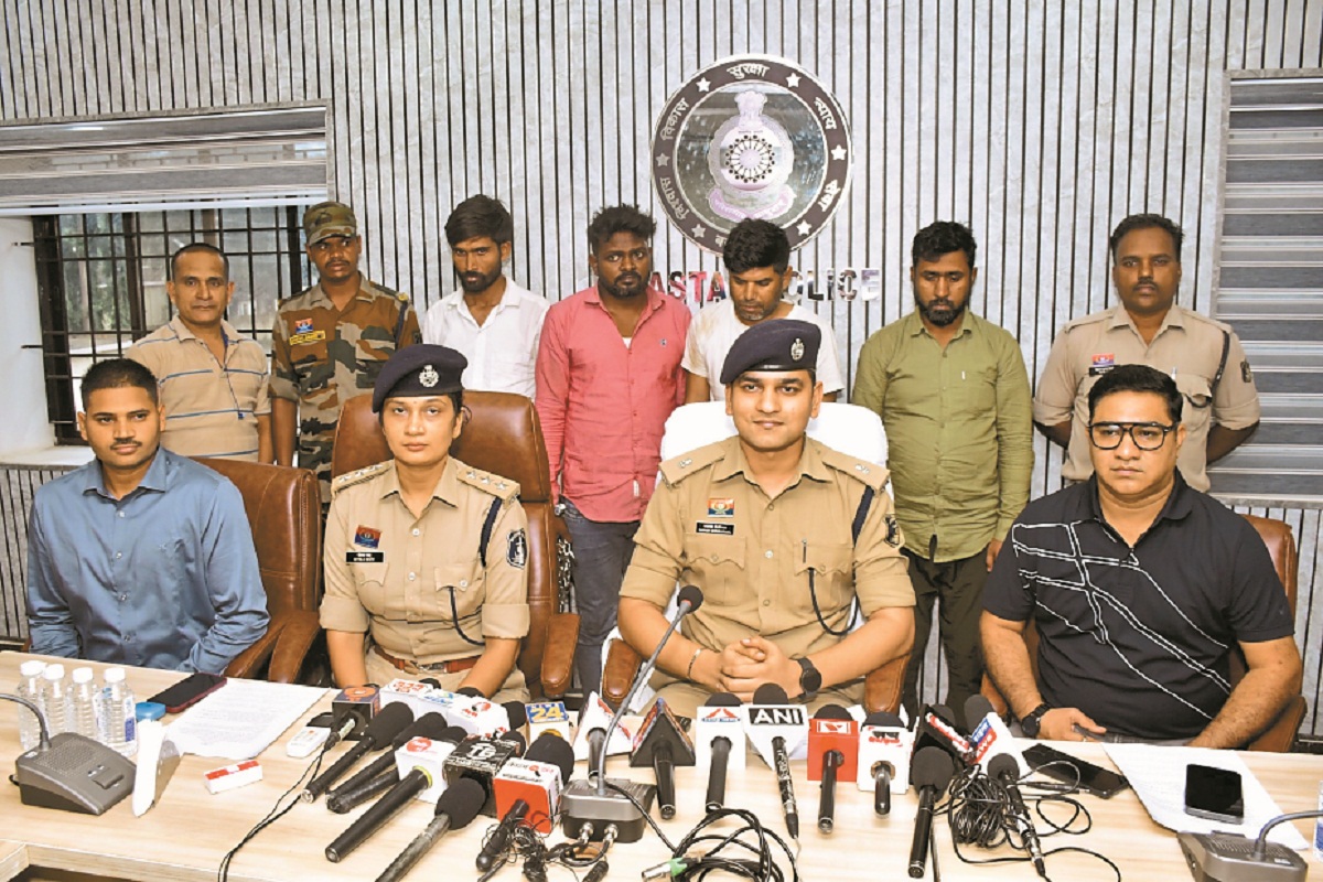 56 एटीएम और 8 मोबाइल के साथ 3 साइबर आरोपी गिरफ्तार, Email हैक कर कई राज्यों में कर चुके हैं ठगी
