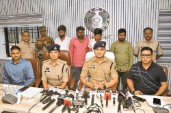 56 एटीएम और 8 मोबाइल के साथ 3 साइबर आरोपी गिरफ्तार, Email हैक कर कई राज्यों में
कर चुके हैं ठगी - image