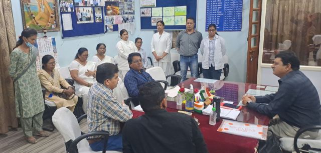 सीएमएचओ डॉ ओपी जुगतावत जिला अस्पताल पहुंचे।