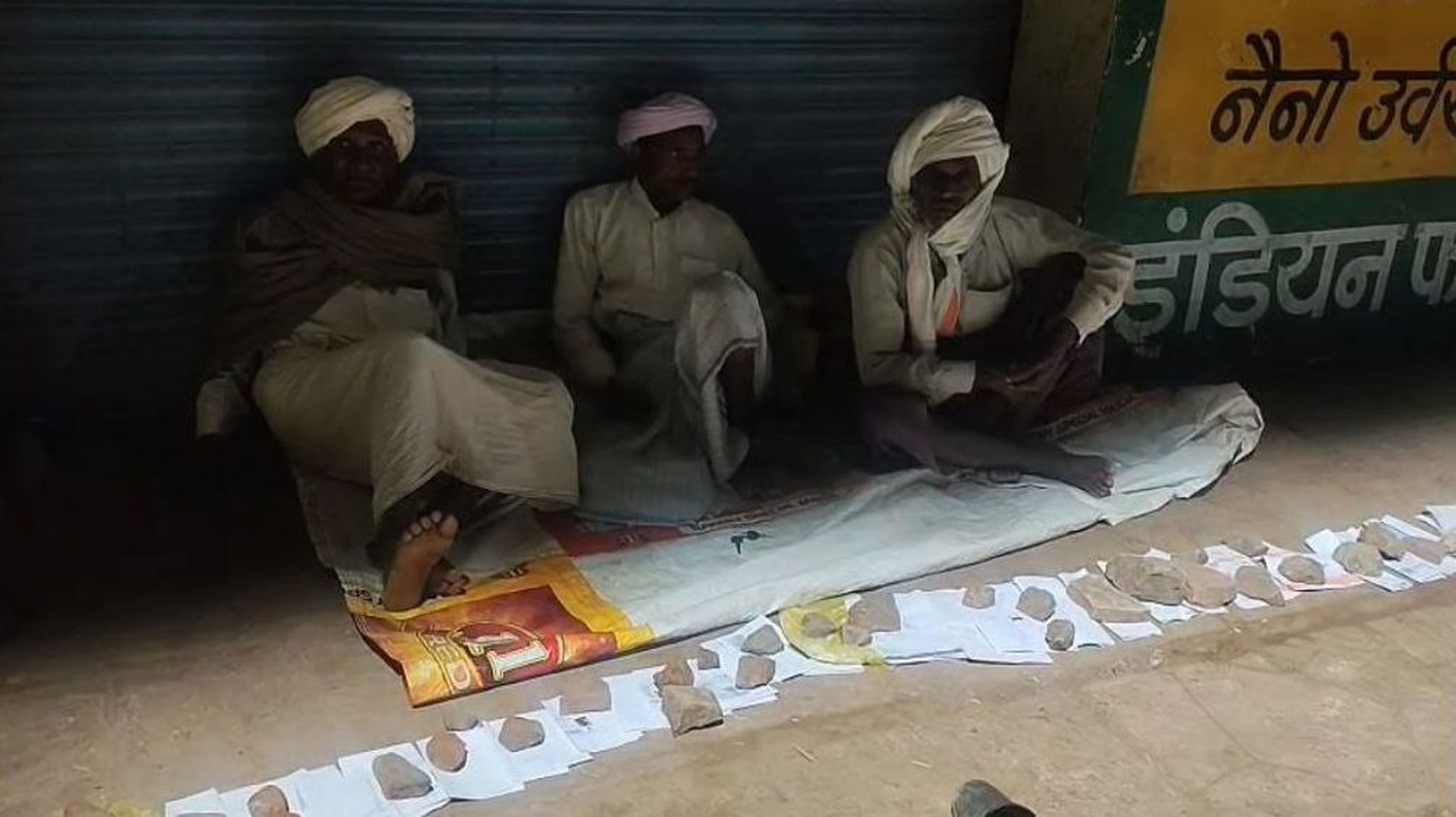 खाद की जुगत में किसान कर रहे रतजगा, वेयर हाउस के बाहर ही सो रहे किसान