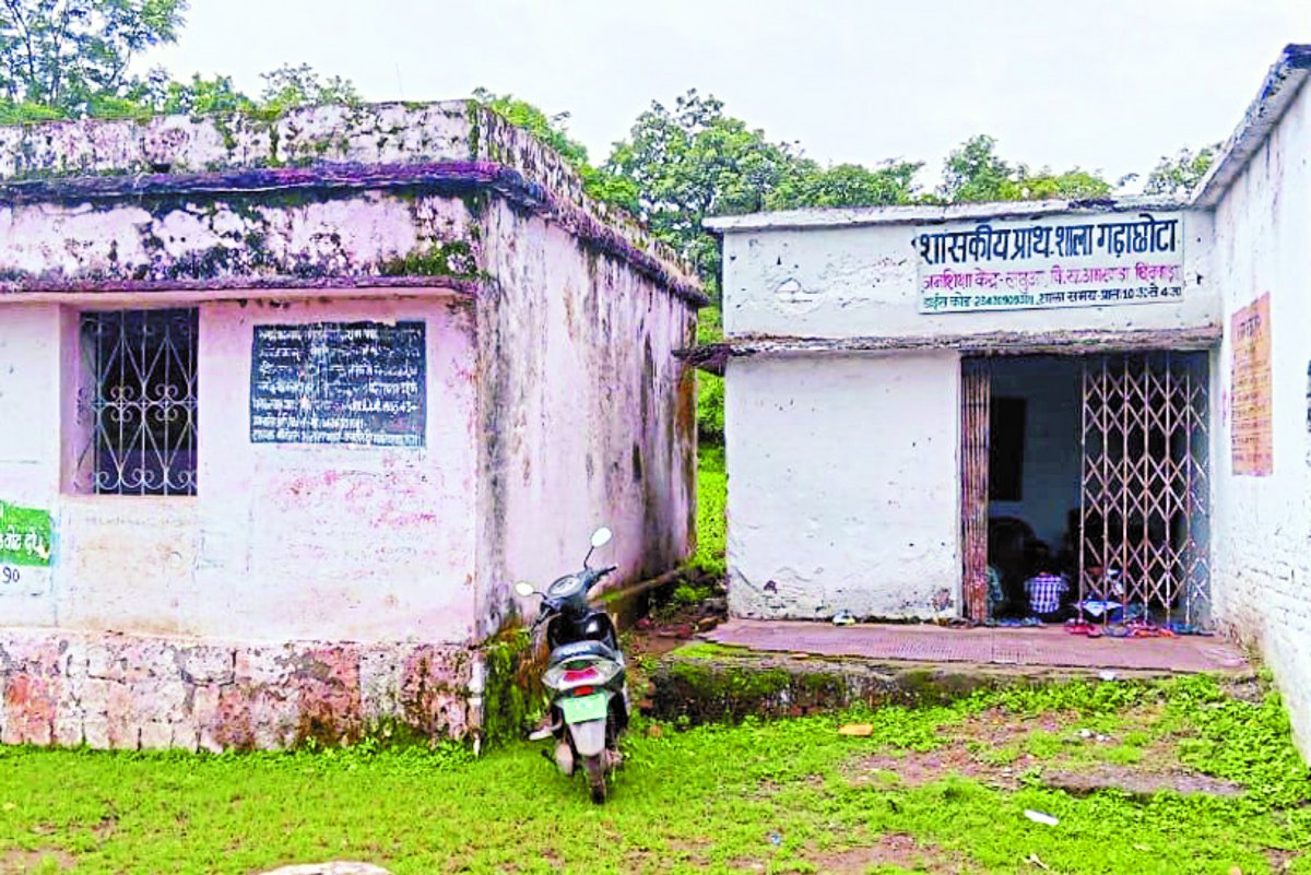 पांच कक्षाओं के 21 विद्यार्थी एक ही कमरे में बैठकर करते हैं पढ़ाई