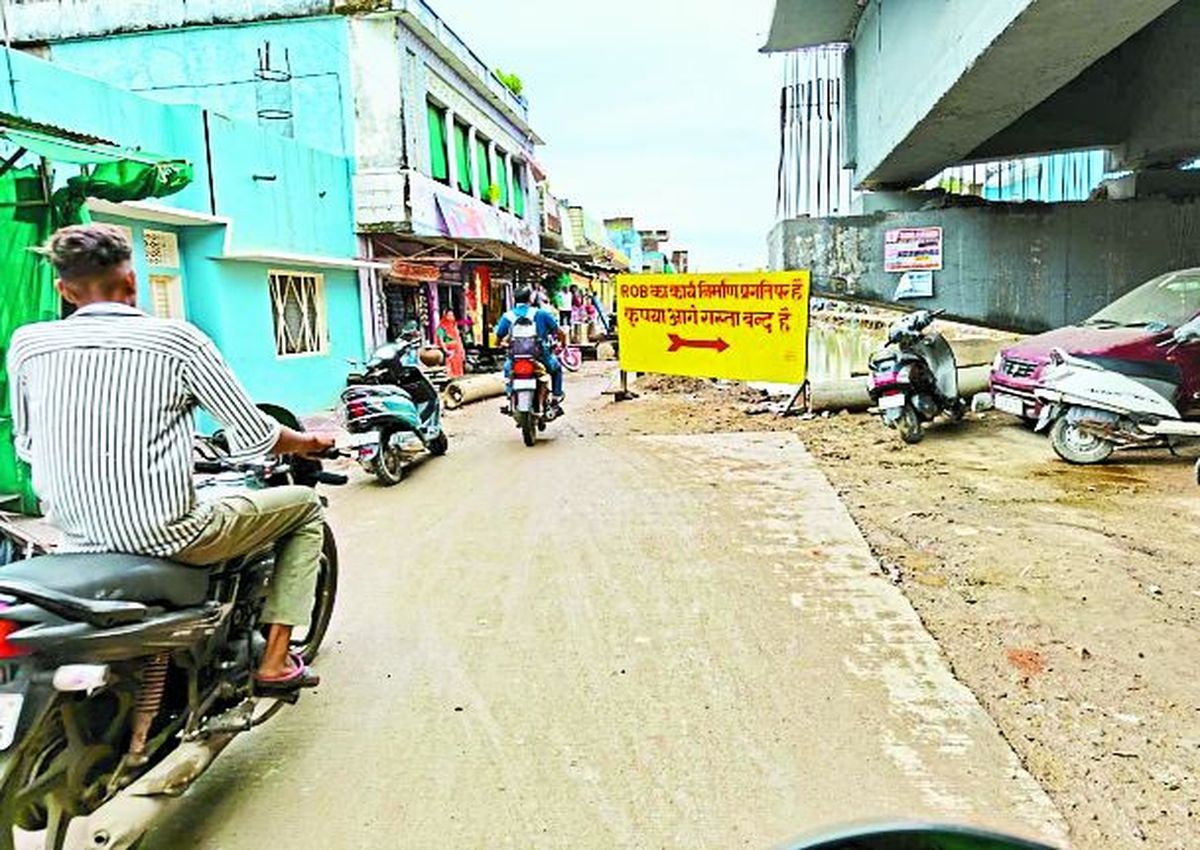 आरओबी की कछुआचाल : चेतावनी बोर्ड के भरोसे हादसा टालने का जतन