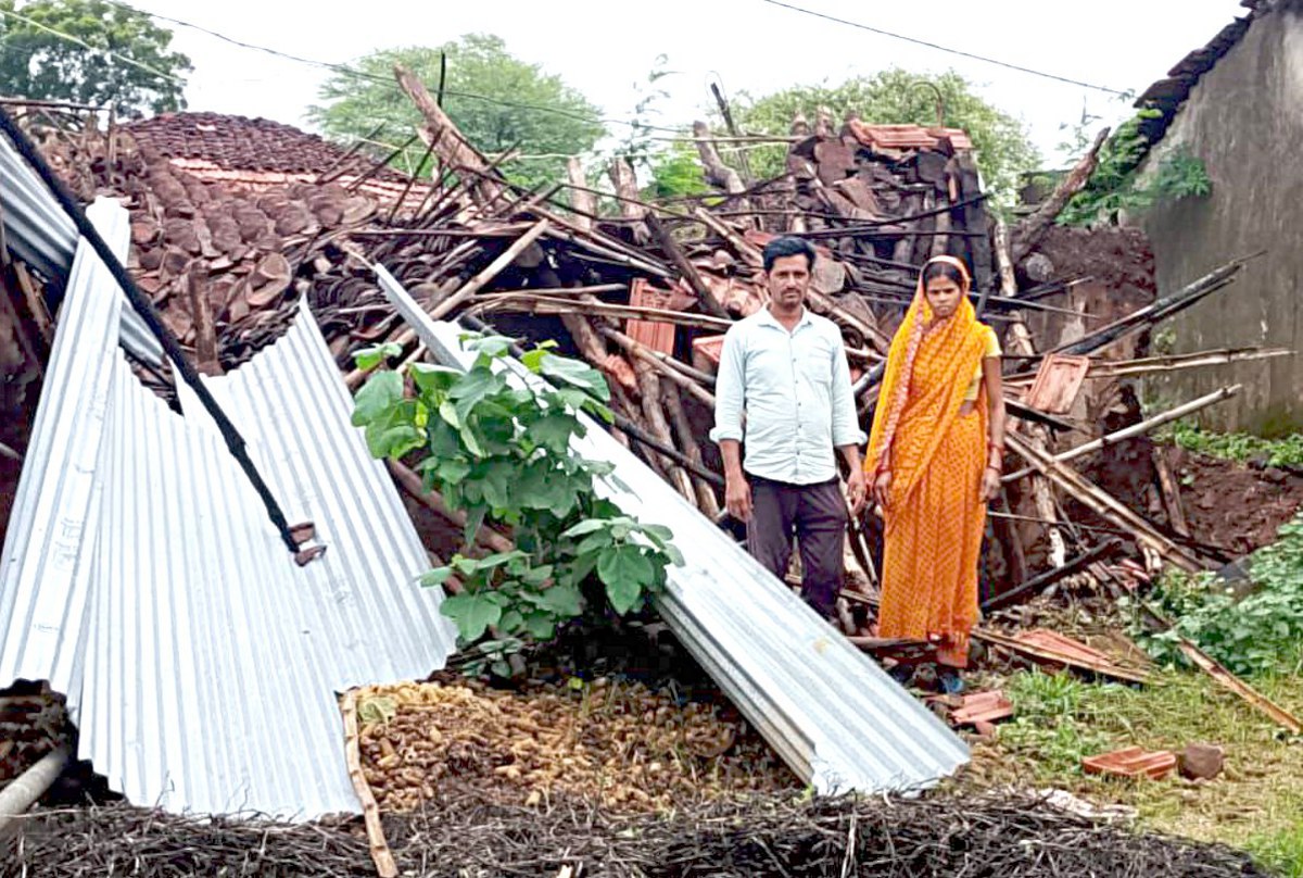 किसान का कच्चा मकान गिरा, बाल-बाल बचा परिवार