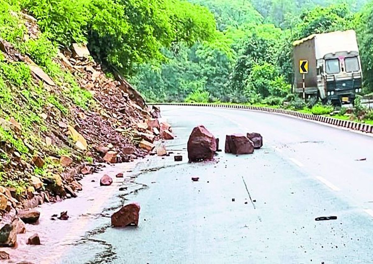 मेघों का जलाभिषेक, 11 घंटे लगातार बारिश, पहाड़ दरके तो हाइवे पर आ गिरी चट्टानें