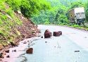 मेघों का जलाभिषेक, 11 घंटे लगातार बारिश, पहाड़ दरके तो हाइवे पर आ गिरी चट्टानें