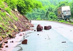 मेघों का जलाभिषेक, 11 घंटे लगातार बारिश, पहाड़ दरके तो हाइवे पर आ गिरी चट्टानें - image