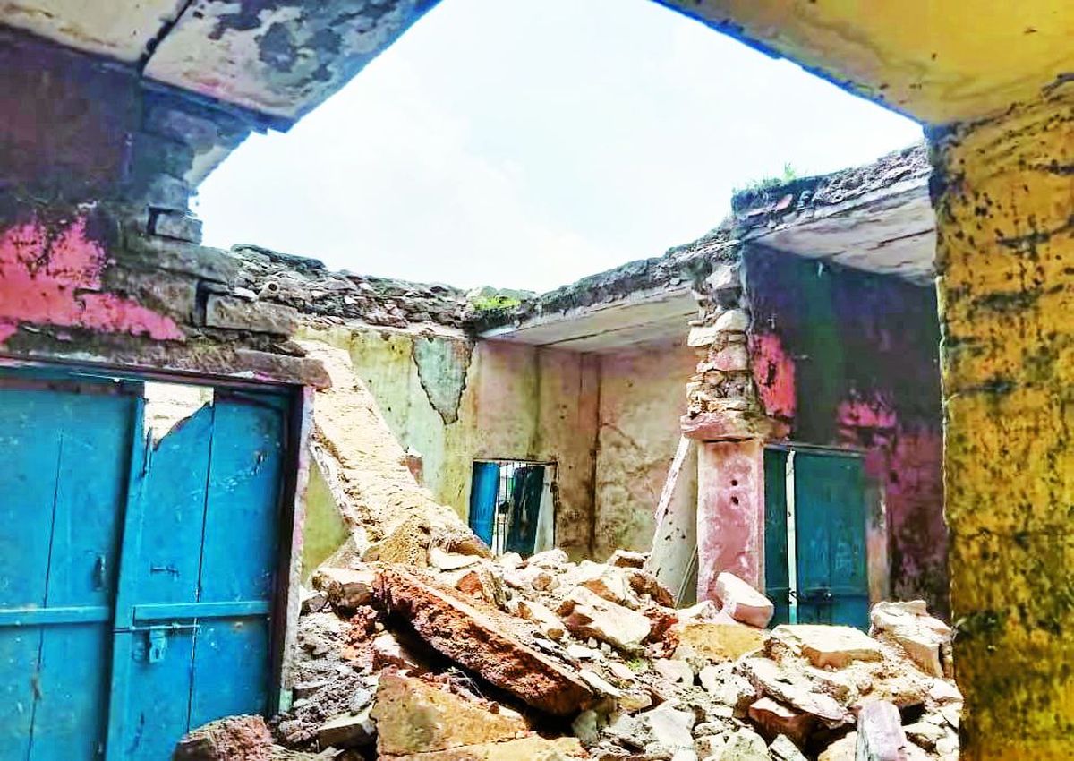 जिले के 1230 स्कूलों में 167 जर्जर, फिर भी दे रहे शिक्षा, अब अभिभावकों को ही
उठानी होगी जिम्मेदारी