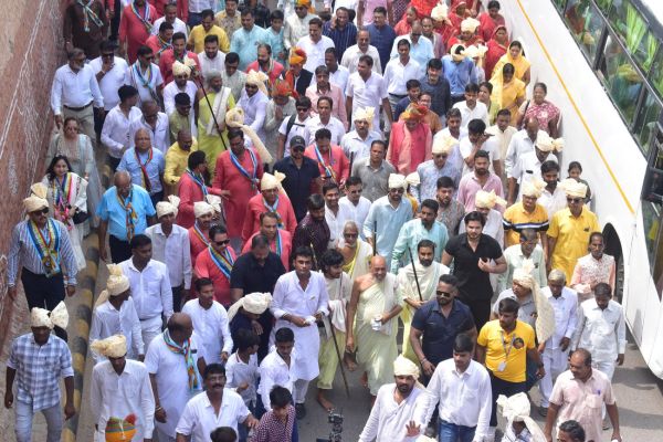 Spread the eyelids to welcome the saint, flowers rain from the sky