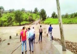 नदी ने रोकी राह, शिविर में उस पार जाने के लिए खड़े रहे अधिकारी - image