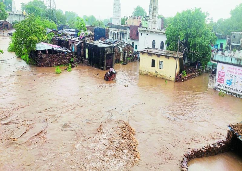नदी किनारे स्थित बने मकानों में आज शुक्रवार को मकानों में करीब तीन फीट पानी भरने से जन जीवन प्रभावित हुआ। शुक्रवार को सुबह से ही अधिक वारिश होने से नदियों में उफान आने से सरकारी शिक्षक नदी के किनारे खड़े नजर आए।