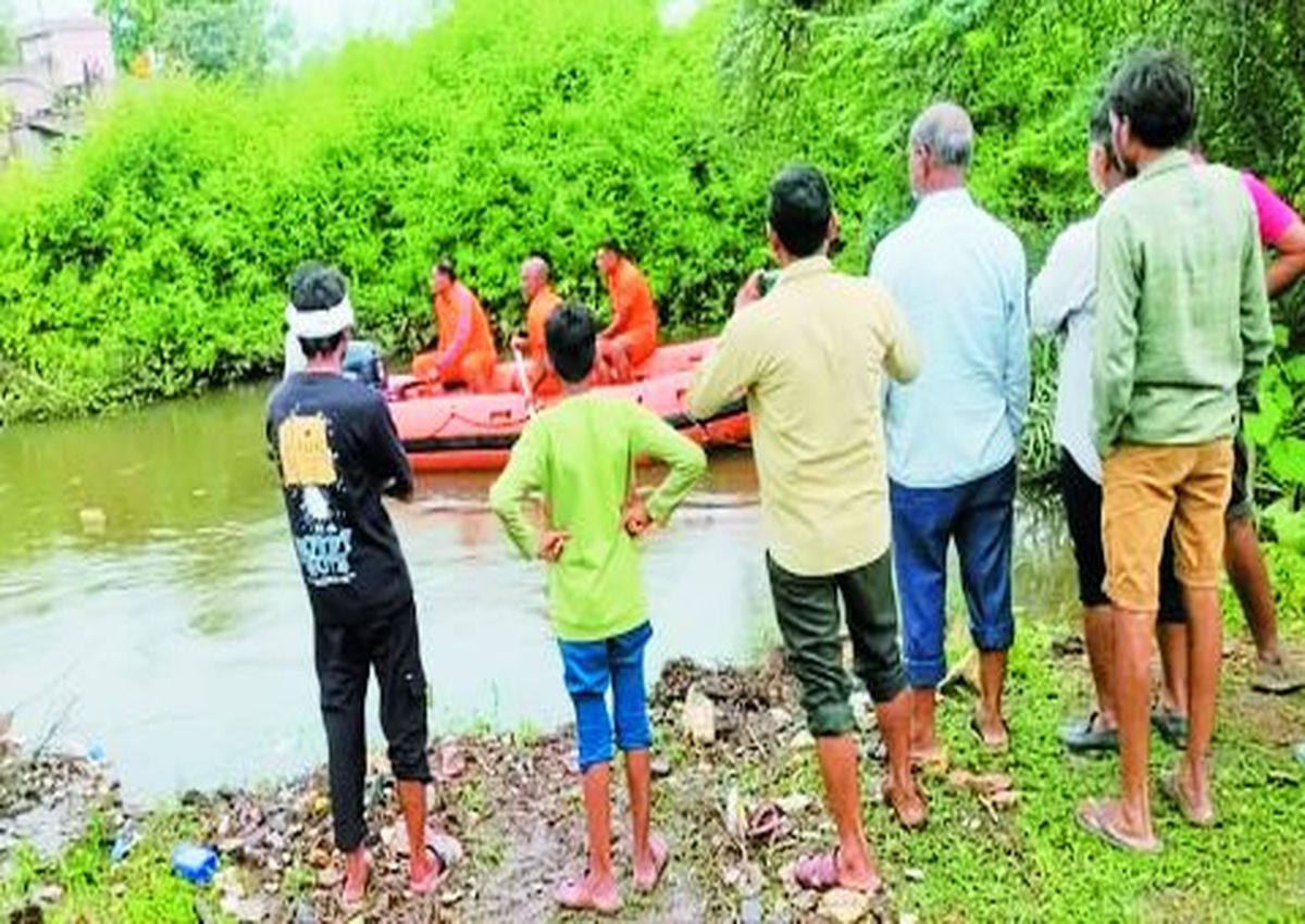 बड़ौरा में मंदिर जाते समय नाले में बहा मासूम, कवाई में स्कूटी सहित नदी में गिरे
अधेड़ को बचाया