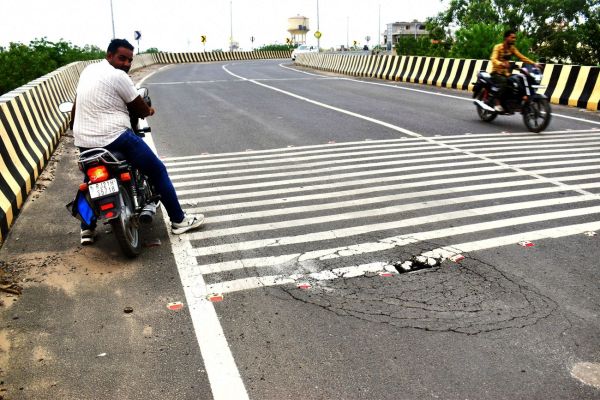 Pothole formed in the road due to RCC collapse, ROB was started without inauguration one and a half year ago