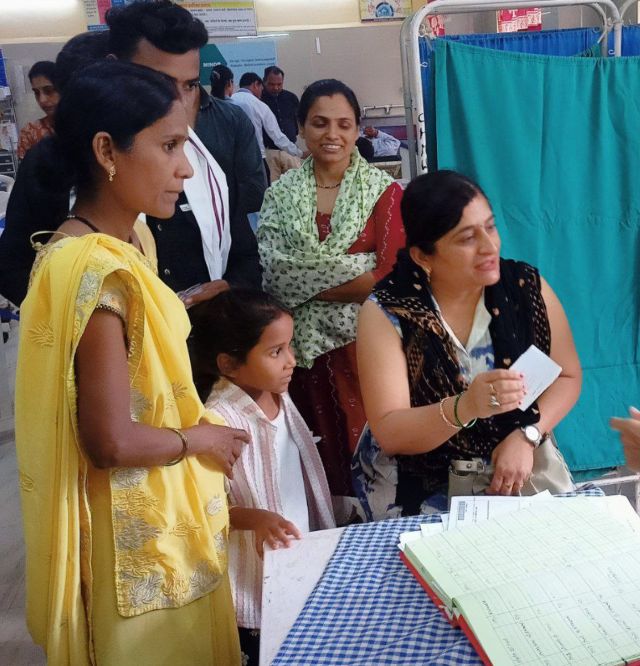 अस्पताल में इंजेक्शन लगवाने की वालों की भीड़ 