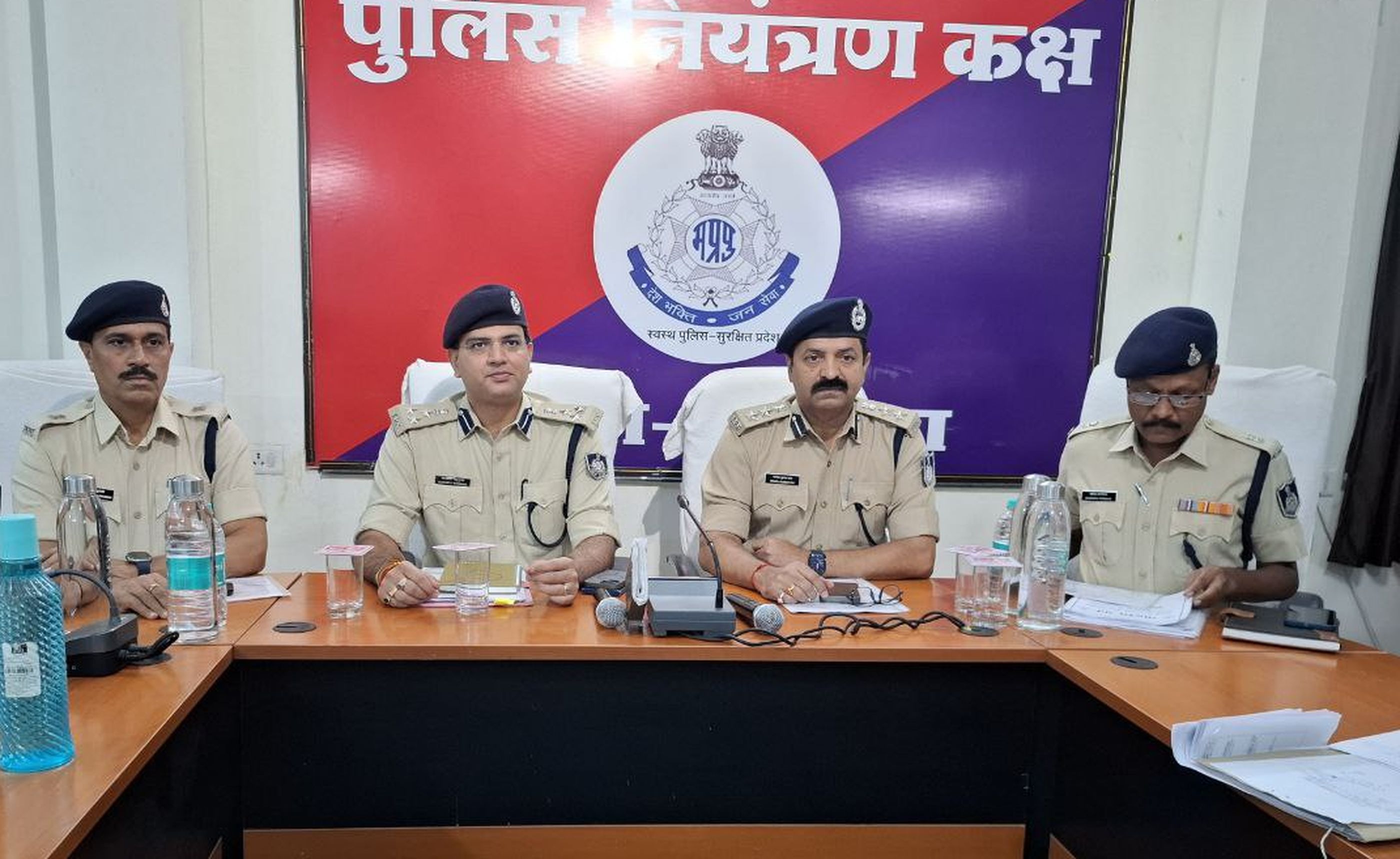 निमाड़ रेंज डीआइजी ने बैठक लेकर जुलूस मार्ग व संवेदनशील क्षेत्रों का लिया जायजा