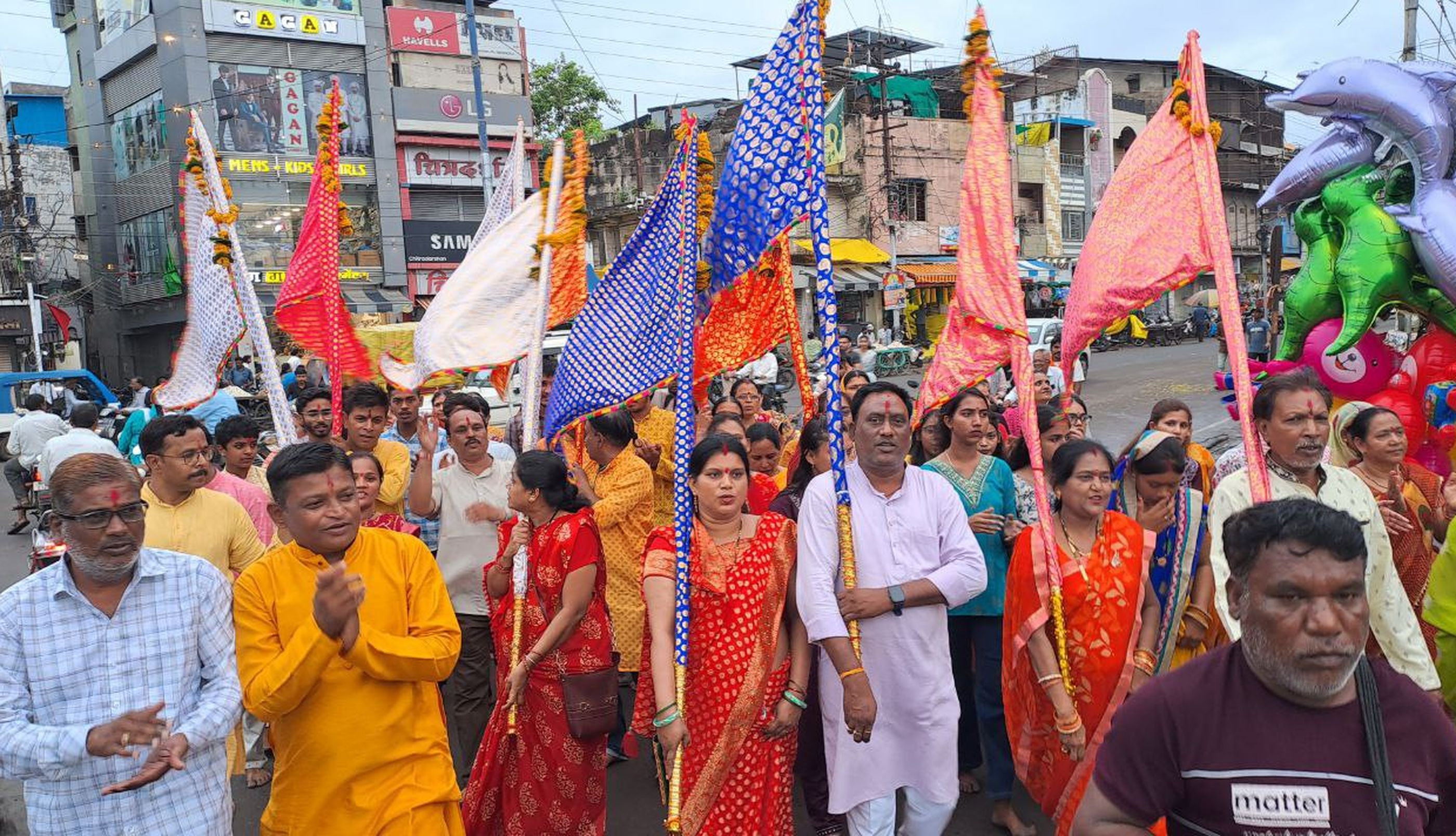 भज लो दादाजी का नाम.. भज लो हरिहर जी का नाम जपते नंगे पांव पैदल चलकर निशान
चढ़ाने की अनोखी परंपरा
