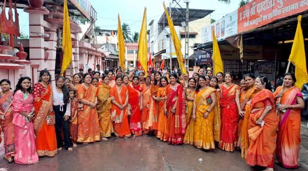 खंडवा. अग्रवाल समाज द्वारा अग्रवाल धर्मशाला से निशान यात्रा निकाली गई। बड़ी संख्या में महिलाएं डे्रस कोड में शामिल हुईं।