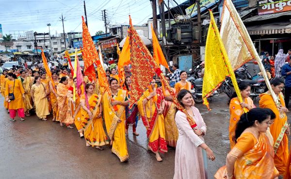 खंडवा. धाकड़ माहेश्वरी समाज ने सराफा शीतला माता मंदिर के पास माहेश्वरी धर्मशाला से निशान लेकर समाजजन श्री दादाजी धाम पहुंचे।