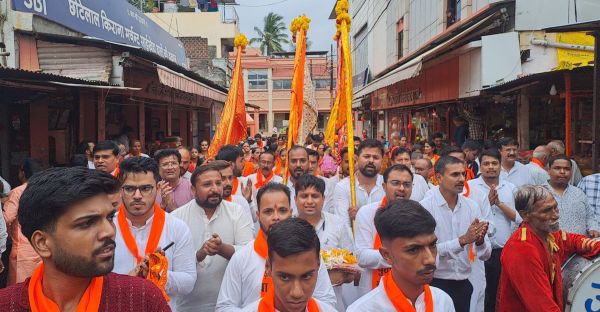 खंडवा. श्री बीसा लाड़ समाज द्वारा इंदिरा चौक स्थित धर्मशाला से निशान यात्रा निकाली गई। बड़ी संख्या में महिला, पुरुष निशान यात्रा में शामिल रहे।