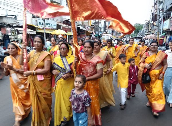 खंडवा. सरमेश्वर कॉलोनी सिविल लाइन की मातृशक्ति ने निशान यात्रा निकाली। ढोल की थाप पर दादाजी नाम जपते हुए धाम पहुंची।