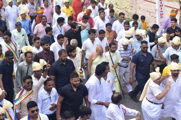 Spread the eyelids to welcome the saint, flowers rain from the sky