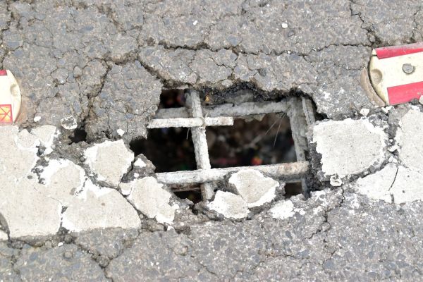 Pothole formed in the road due to RCC collapse, ROB was started without inauguration one and a half year ago