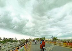 शहर में सुबह रिमझिम बौछारें, शाम को बिन बरसे गुजरे बादल - image