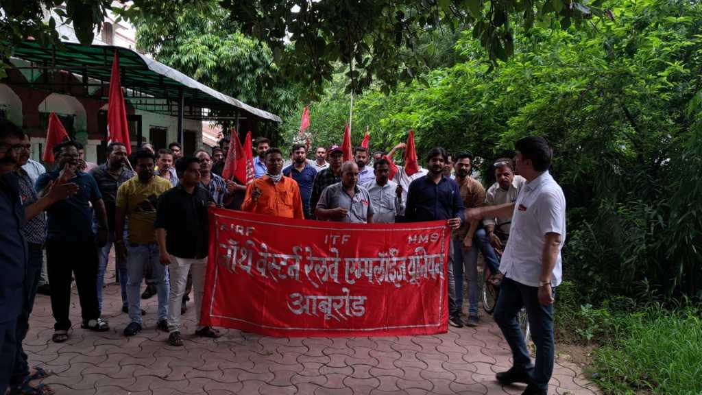 आबूरोड. विभिन्न मांगाें को लेकर प्रदर्शन करते रेलकर्मी।