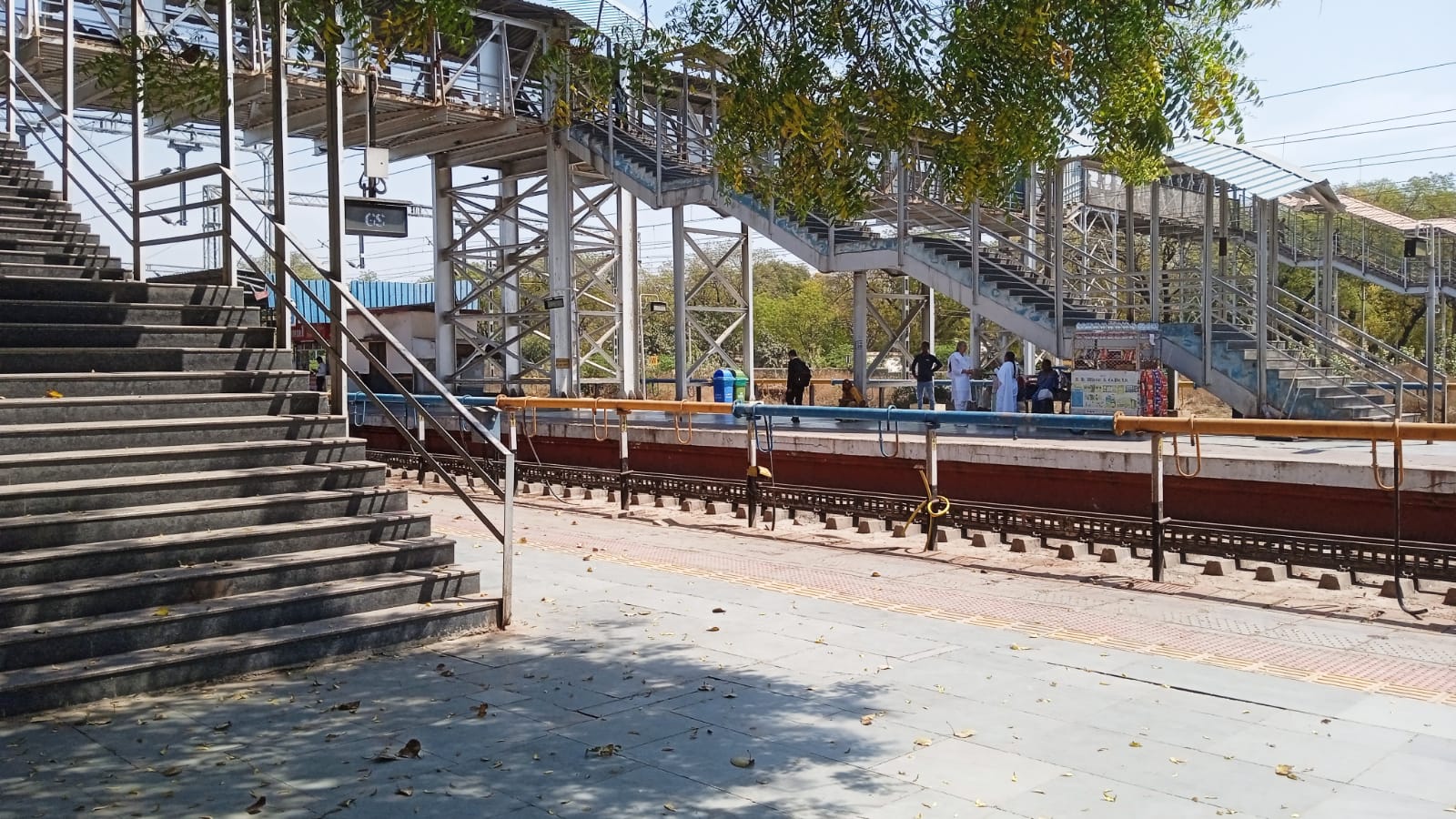श्रेणी में निचले स्टेशन पर एस्केलेटर संचालित, बड़ा स्टेशन सुविधा से वंचित