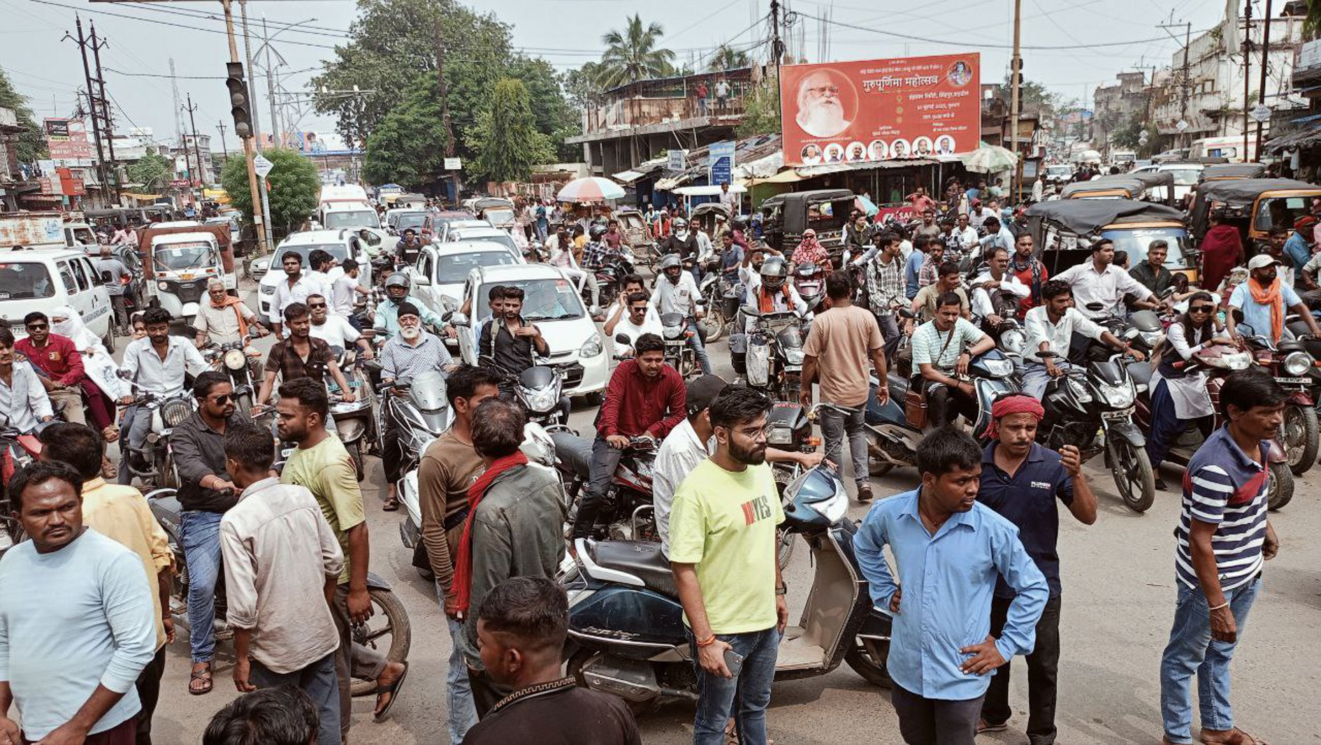 मामूली विवाद में चाकू मारकर युवक की हत्या, चौराहे पर शव रखकर किया प्रदर्शन