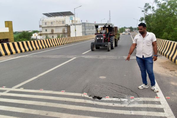 Pothole formed in the road due to RCC collapse, ROB was started without inauguration one and a half year ago