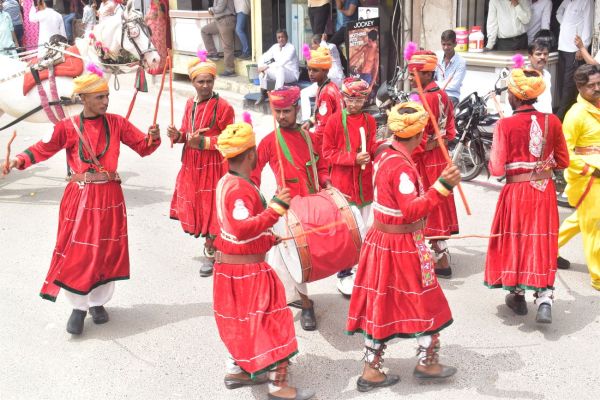 Spread the eyelids to welcome the saint, flowers rain from the sky