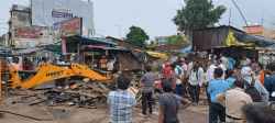 न्यायालय के आदेश पर हटवाया कब्जा, तीन लोग संचालित कर रहे थे दुकानें - image
