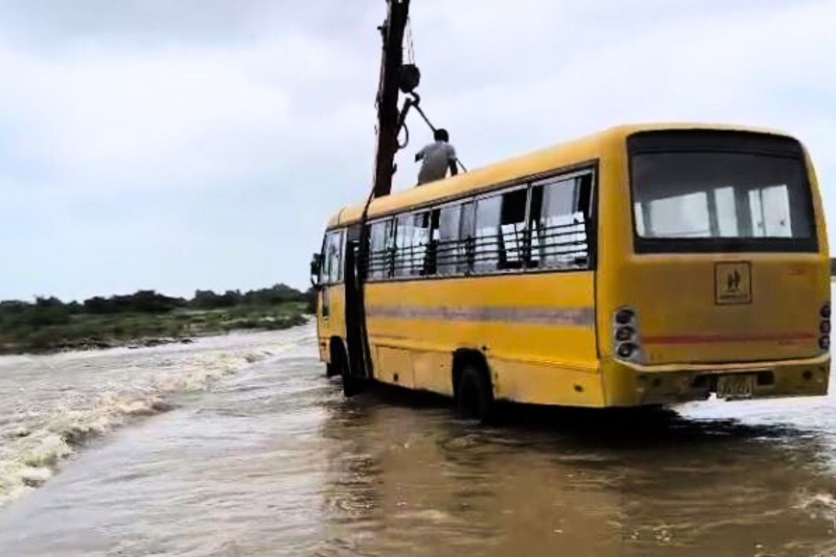 Pali News: जवाई नदी में फंसी स्कूली बच्चों से भरी बस, ग्रामीणों ने बचाई जान,
ट्रैक्टर से खींचकर निकाला गया