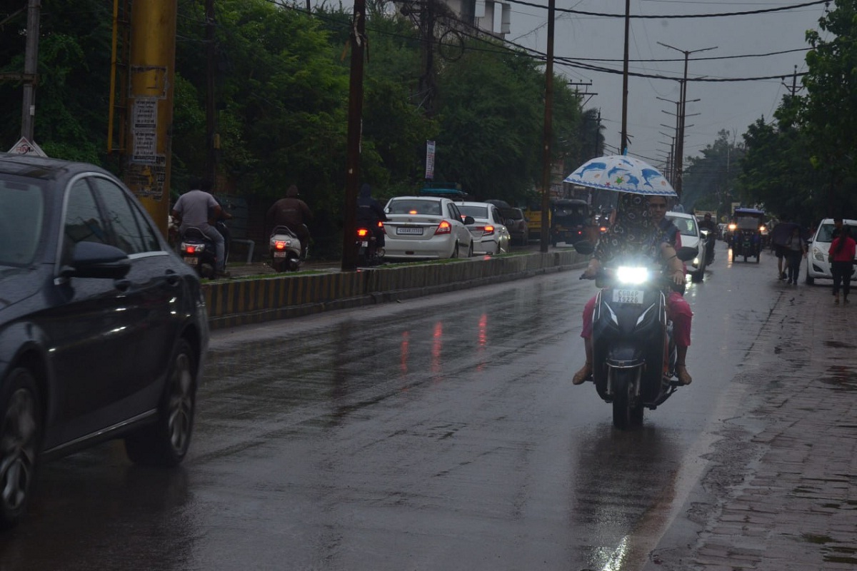 CG Weather Alert: छत्तीसगढ़ में भारी बारिश और बाढ़ का अलर्ट! इन जिलों में जमकर
बरसेंगे बादल, देखें