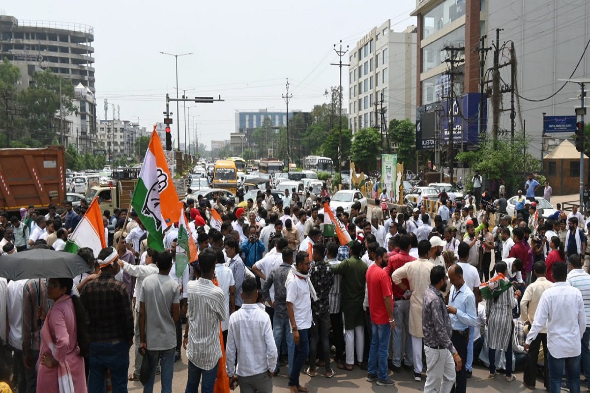 Congress Protest: छत्तीसगढ़ में कांग्रेस की आर्थिक नाकाबंदी, पूर्व CM बघेल समेत
वरिष्ठ नेेता रहे मौजूद, देखें तस्वीरें