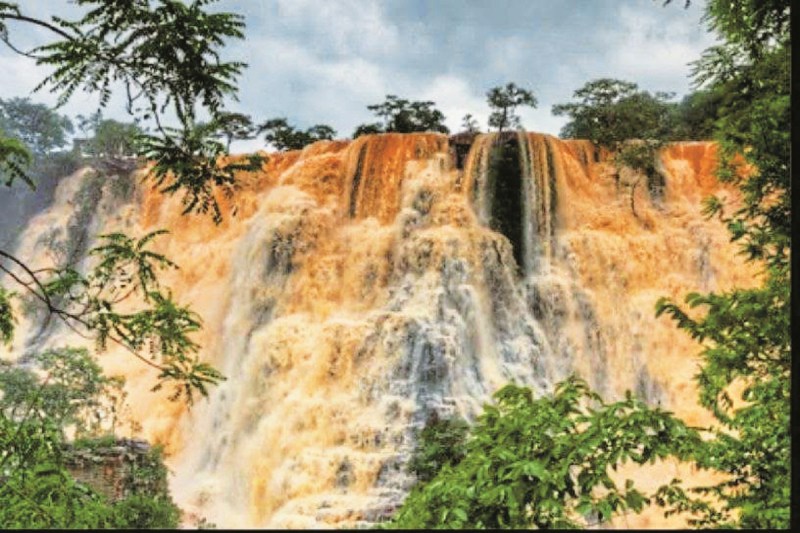 जलप्रपात (फोटो सोर्स- पत्रिका)