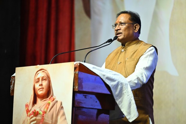 पुण्यश्लोक लोकमाता महारानी अहिल्याबाई होलकर की जीवनी पर आधारित नाट्य मंचन समारोह में शामिल हुए CM साय, देखें तस्वीरें