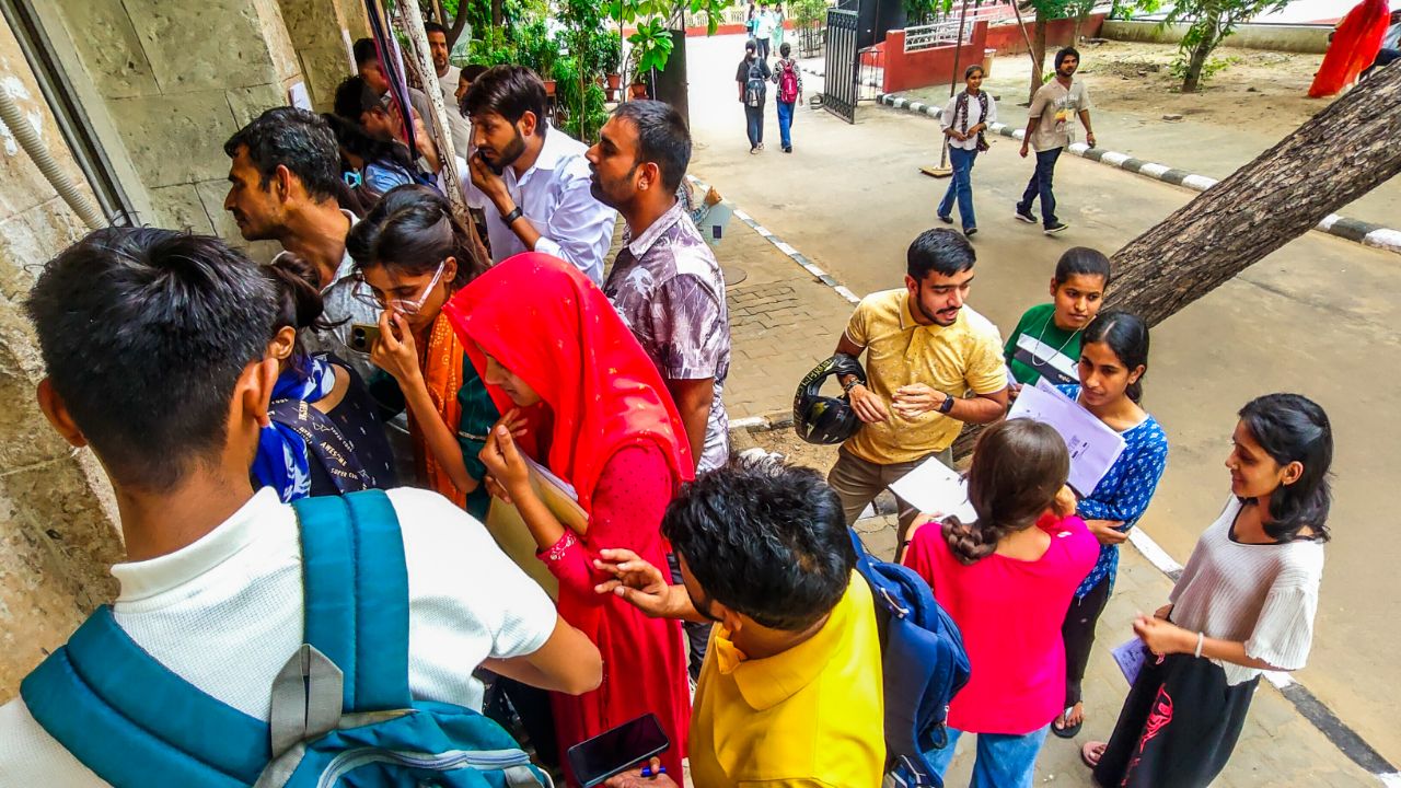 यूजी के एडमिशन प्रक्रिया हुई शुरू, देखें तस्वीरें