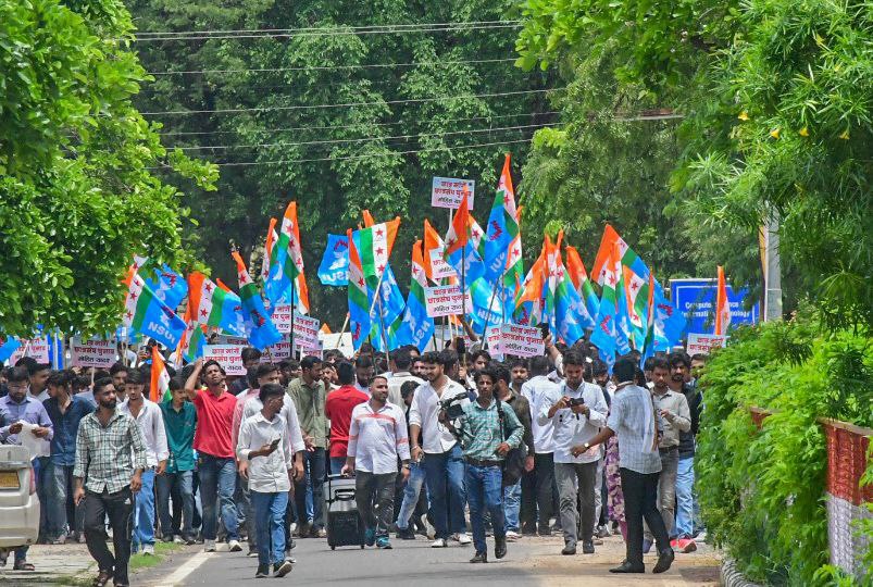 छात्रसंघ चुनाव बहाल करवाने के लिए छात्रों ने निकाली रैली, देखें तस्वीरें