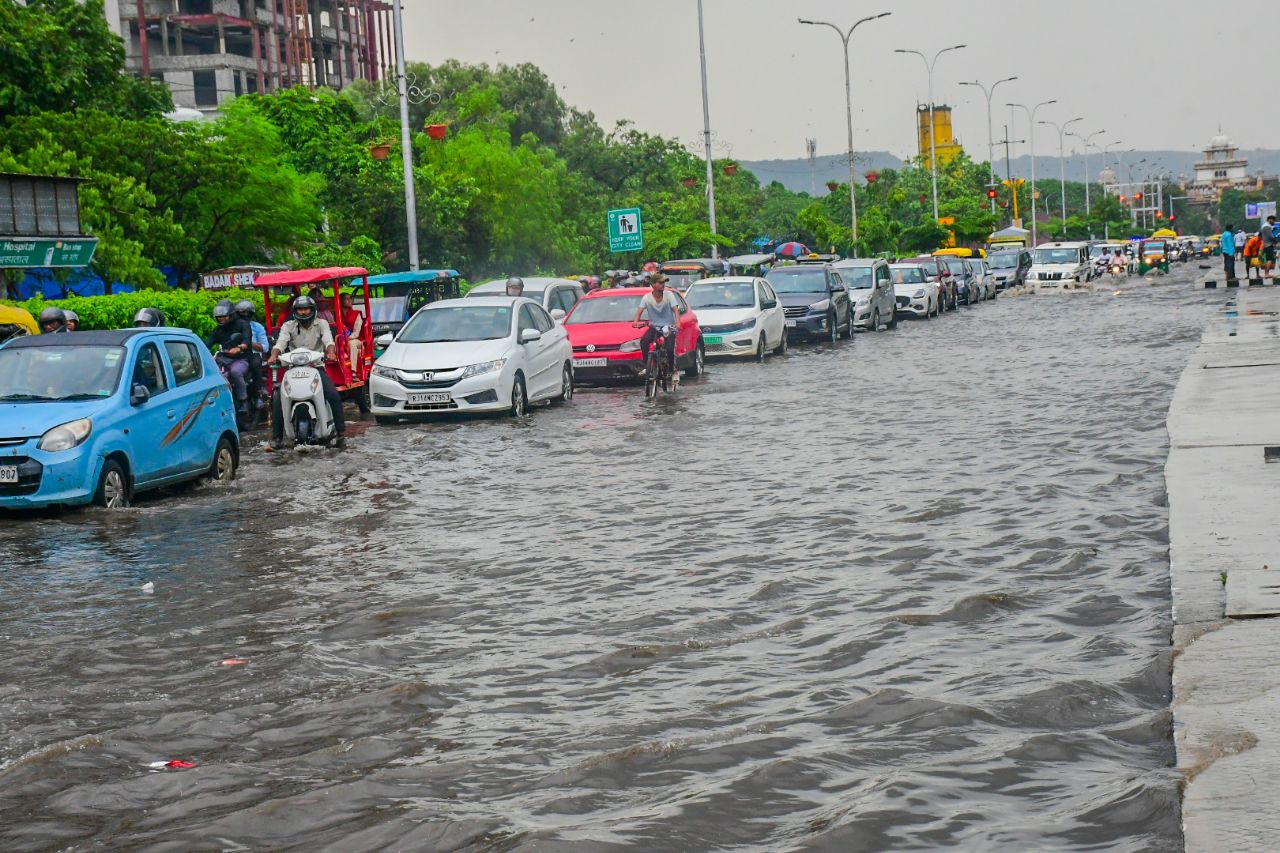 आधे जयपुर में हुई बारिश, सड़के लबालब, देखें तस्वीरें
