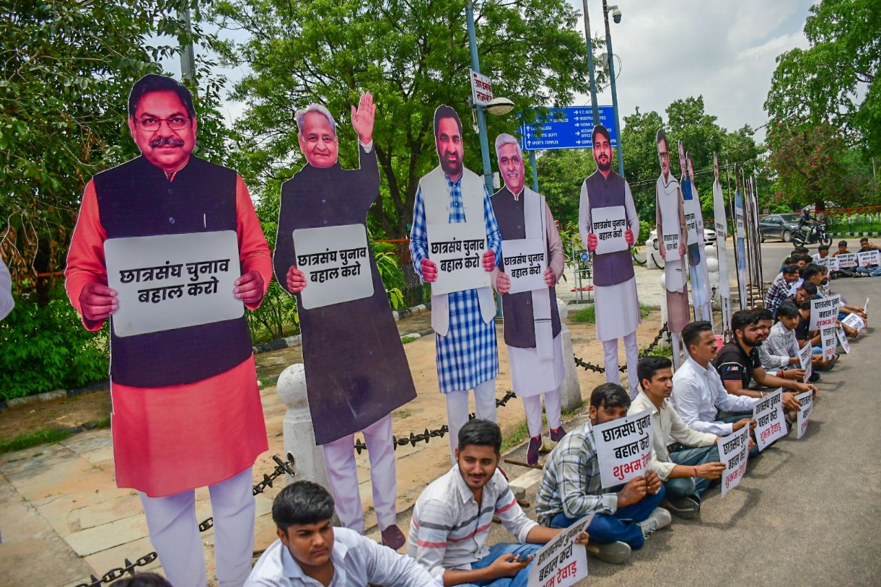 छात्रसंघ के लिए अनोखा प्रदर्शन, देखें तस्वीरें
